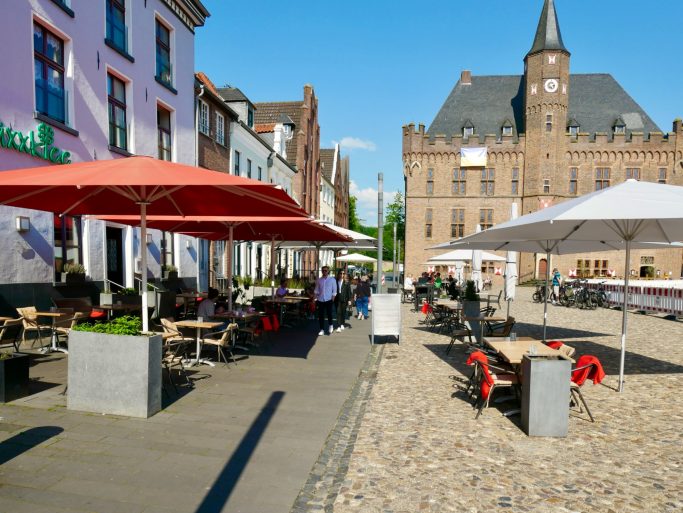 Marktplatz Kalkar mit Gastronomie