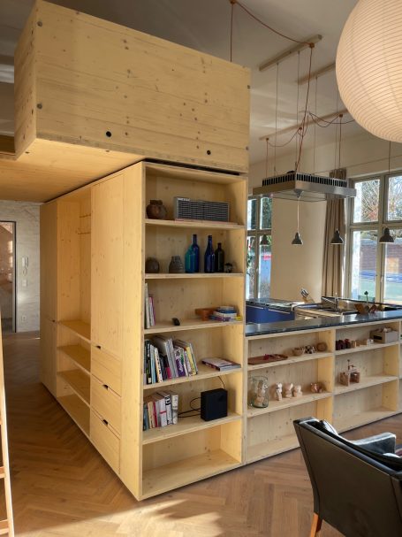 Blick vom Wohnraum auf die Küche