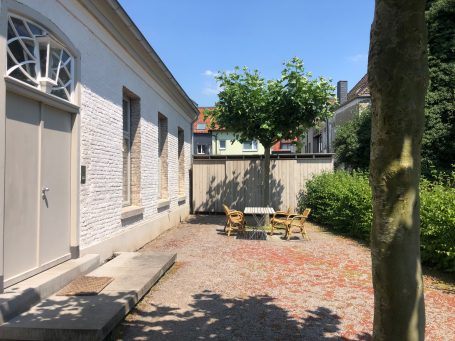 Sitzen unter Platanen